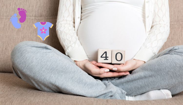 سيدة تمسك رقم 40 دلالة عن الحمل في سن الأربعين