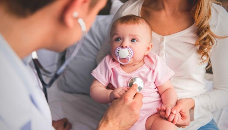 طبيب يكشف على طفلة شخصت باليرقان عند حديثي الولادة