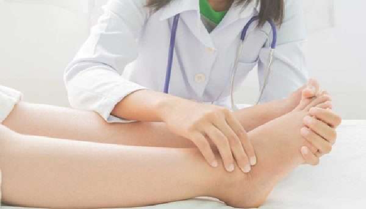حالات تستدعي زيارة الطبيب عند تورم القدم للحامل