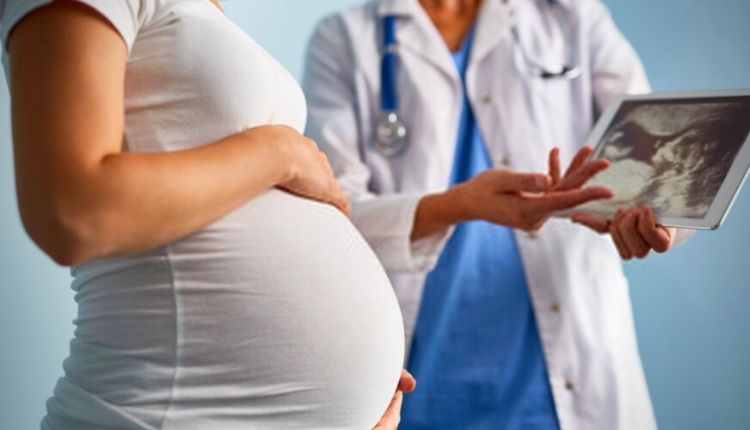 طبيبة تصف لمريضة تجلط الأوردة العميقة أثناء الحمل 
