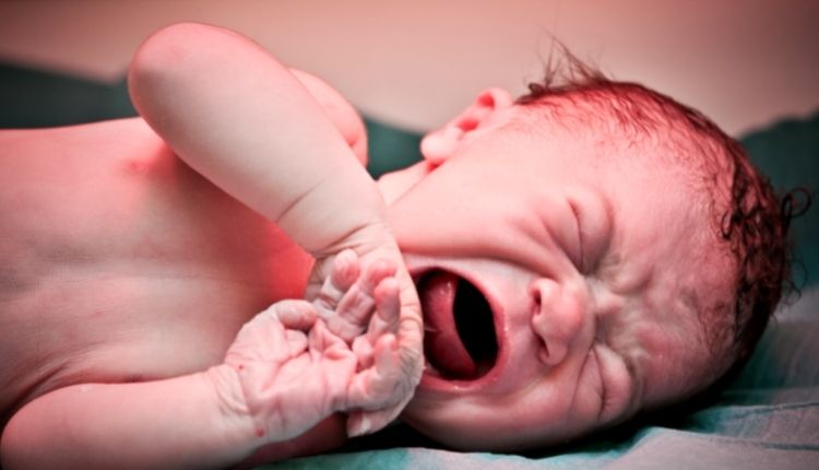 طفل يصرخ بعد ولادته بعد تشخيصه باستسقاء البطن عند الجنين 
