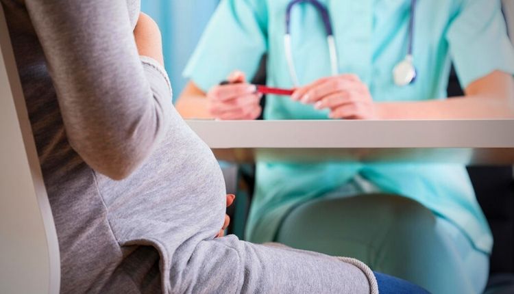 طبيبة تشرح لسيدة حامل أهمية حقنة الرئة للحامل 