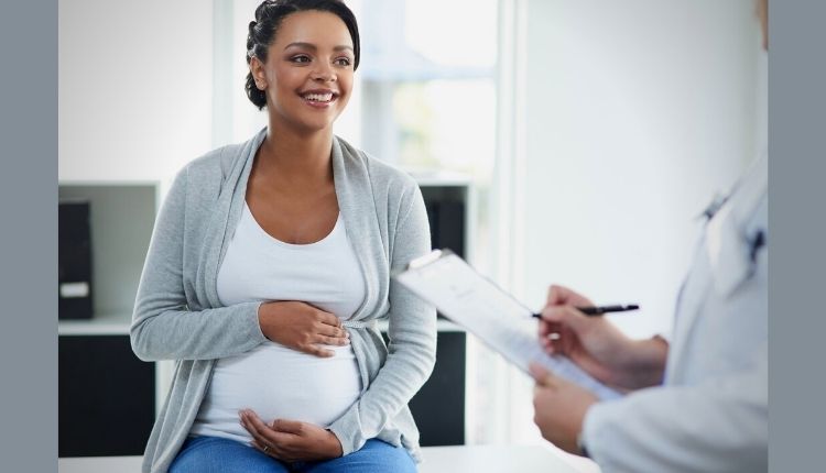 طبيبة تصف بلمريضة كيفية علاج زلال البول عند الحامل