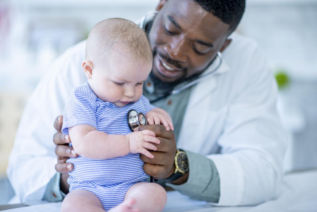 طبيب يكشف على مريض يعاني من الإمساك عند الرضع 